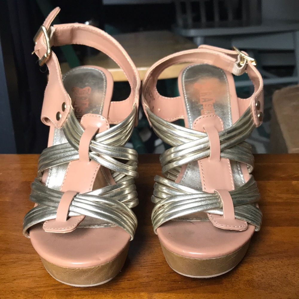 Brash tan and gold wedges size 6
